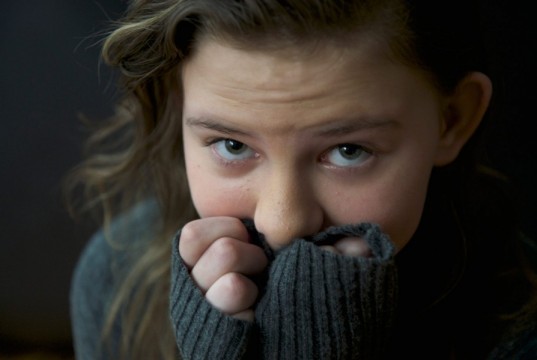 کمک والدین به کودکی که لکنت زبان دارد