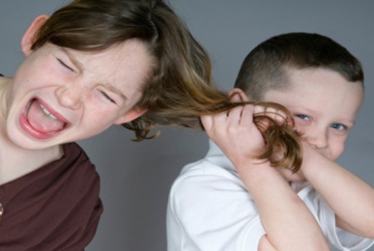 چرا کودکتان مو می کشد